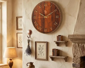 Rustikale Holz Wanduhr mit römischen Ziffern, Lautloses Quarzwerk, Dekor im französischen Stil
