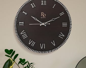Handgemachte Wanduhr aus Holz, rustikale römische Ziffern, leises Quarzwerk, minimalistisches Dekor