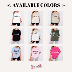 K&ouml;nnte beinhalten: Ein Raster aus neun T-Shirts in verschiedenen Farben mit den Bezeichnungen White, Natural, Sand, Black, Ash, Military Green, Light Blue, Light Pink und Heliconia. Oben steht der Text AVAILABLE COLORS und unten das Logo Rosy Bloom PRINTS.