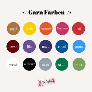 K&ouml;nnte beinhalten: Eine Farbkarte mit dem Titel Garn Farben, die f&uuml;nfzehn kreisf&ouml;rmige Farbmuster in Gold, Gelb, Orange, Flamingo, Rot, Kastanienbraun, Lila, Marine, Royalblau, Aqua, Wei&szlig;, Schwarz, Grau, Gr&uuml;n und Kiwi zeigt. Unten steht der Text Rosy Bloom PRINTS.