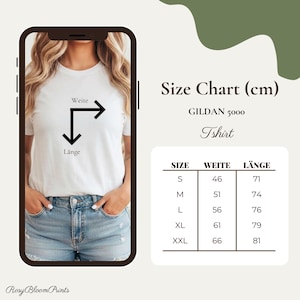K&ouml;nnte beinhalten: Eine Gr&ouml;&szlig;entabelle f&uuml;r das Gildan 5000 T-Shirt mit Ma&szlig;en in Zentimetern. Die Tabelle listet die Gr&ouml;&szlig;en S bis XXL mit den entsprechenden Weiten- und L&auml;ngenwerten auf. Eine Grafik zeigt ein wei&szlig;es T-Shirt mit Pfeilen f&uuml;r Weite und L&auml;nge.