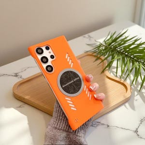 Puede incluir: Un juego de tres tazas de cerámica con un acabado moteado y mate. Las tazas son en tonos crema, marrón claro y marrón oscuro. Cada taza tiene un diseño simple y minimalista y un asa redondeada.