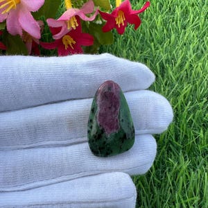Natürlicher Rubin in Zoisit, birnenförmiger Cabochon, loser Anyolit-Edelstein (30 x 19 x 6 mm), 35 Karat
