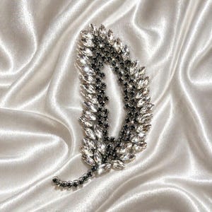 Aplique de folha de cristal luxuoso com strass – Aplique termocolante DIY – Enfeite elegante para vestido de noiva – Design com gemas pretas e transparentes – Detalhe marcante