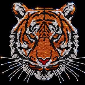 Puede incluir: Un diseño de cabeza de tigre creado con brillantes pedrería sobre un fondo negro. El tigre presenta piedras de color naranja vibrante, blanco y negro dispuestas para formar los rasgos faciales, las orejas y los largos bigotes, con una nariz roja.