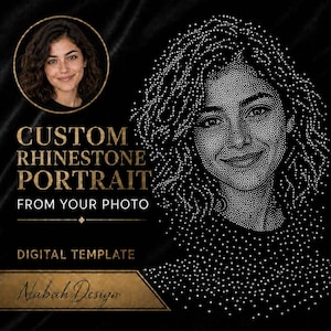 Può includere: Un modello digitale per ritratto personalizzato con strass su sfondo nero con un'illustrazione a puntini bianchi di una persona. Il testo recita: CUSTOM RHINESTONE PORTRAIT FROM YOUR PHOTO, DIGITAL TEMPLATE e Nabah Design.