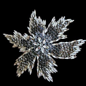 Parche grande de flor con diamantes de imitación – Aplicación de cristal termoadhesiva – Adorno para vestido de novia (20 x 18 cm)