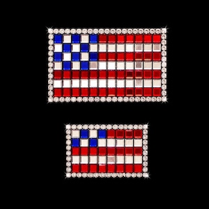 Puede incluir: Dos parches rectangulares con una cuadrícula de diamantes de imitación cuadrados rojos, blancos y azules dispuestos como la bandera estadounidense. Cada parche está bordeado por un marco de brillantes transparentes.