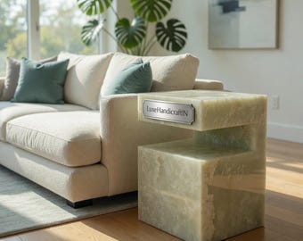 Mesa de centro a medida de mármol ónix verde, muebles minimalistas con pedestal de piedra.