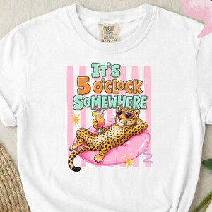 En algún lugar son las 5 en punto, camiseta con estampado de leopardo para relajarse, colores cómodos.