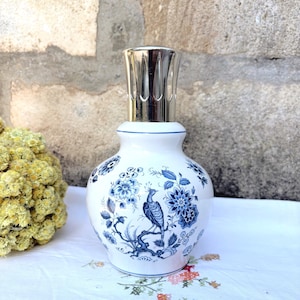 Lampada Berger in ceramica vintage, motivo pavone e fiori blu e bianchi, lampada catalitica antica, lampada catalitica pavone, decorazione shabby chic