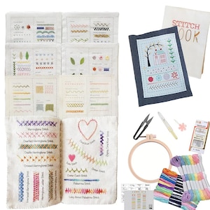 Puede incluir: Un conjunto de suministros de bordado, que incluye un libro de puntos, aros de bordado, agujas, tijeras e hilo de colores. Varias muestras de tela muestran varios tipos de puntadas, como puntadas de espiga y de nudo de coral. Un pequeño folleto muestra diagramas de puntadas.