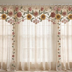 Peut inclure: Un ensemble de rideaux transparents beiges avec une cantonnière en crochet élaborée ornée de fleurs en tissu en relief, notamment des roses, des tournesols et des tulipes dans des tons rose, jaune et crème, avec deux panneaux floraux verticaux.
