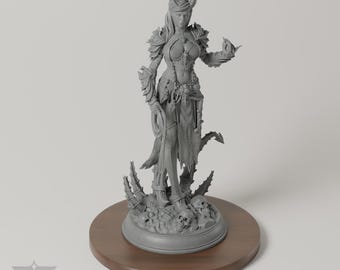 Può includere: Una statuetta in resina grigia di un personaggio umanoide con corna su una base circolare. La figura indossa un'armatura dettagliata, tiene in mano una corda arrotolata ed è circondata da teschi. La scultura è montata su un supporto in legno.
