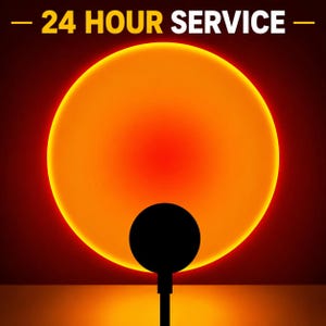 Pode incluir: Uma lâmpada de pôr do sol com uma grande fonte de luz circular laranja e vermelha. A lâmpada tem uma cabeça preta e circular e uma haste preta. O texto "- 24 HOUR SERVICE -" está no topo da imagem.