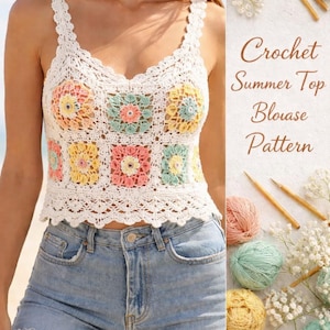 Puede incluir: Un top de verano de ganchillo blanco con cuadrados florales coloridos. El top se combina con pantalones cortos de mezclilla. La imagen también incluye hilo, agujas de tejer y el texto "Crochet Summer Top Blouse Pattern."