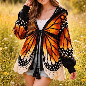 Può includere: Un cartello in legno rustico con la scritta "Welcome to our home" in stile scritto a mano. Il cartello presenta una finitura invecchiata e un design semplice e invitante, ideale per l'arredamento dell'ingresso.