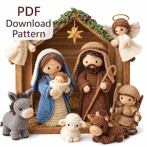 Könnte beinhalten: Eine gehäkelte Krippenszene mit Figuren von Maria, Jesuskind, Josef, Engeln und Tieren. Die Szene spielt in einem Holzstall mit einem Stern und Grün. Der Text "PDF Download Pattern" befindet sich oben links.