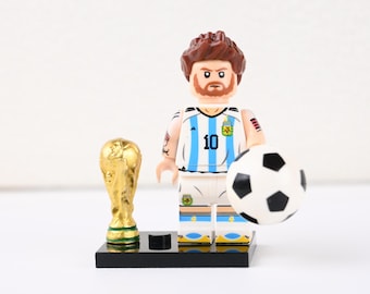 Minifigura MOC de Leo Messi, da Argentina, com as listras da Albiceleste número 10 e o troféu da Copa do Mundo.