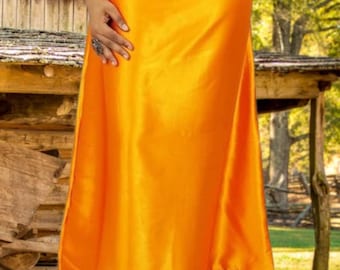 Enaguas de satén puro para sari de mujer: suaves, cómodas y con cintura ajustable mediante cordón (amarillo oscuro).