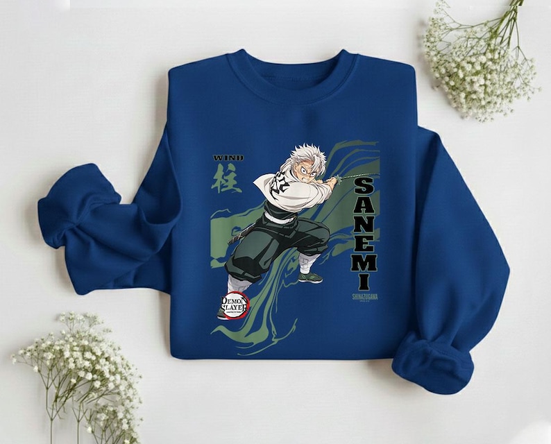 Puede incluir: Una sudadera azul marino con un gr&aacute;fico de un personaje de anime. El personaje tiene el pelo blanco y sostiene una espada. La sudadera tiene el texto "WIND" y "SANEMI" en blanco.