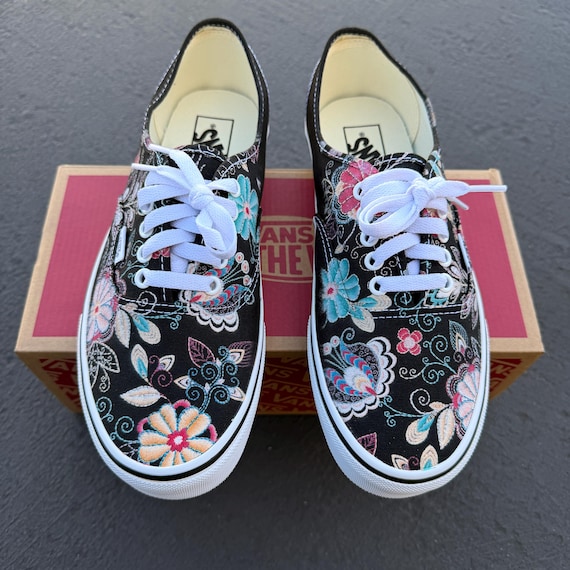 刺繍にインスパイアされたブラックのVansオーセンティックシューズ