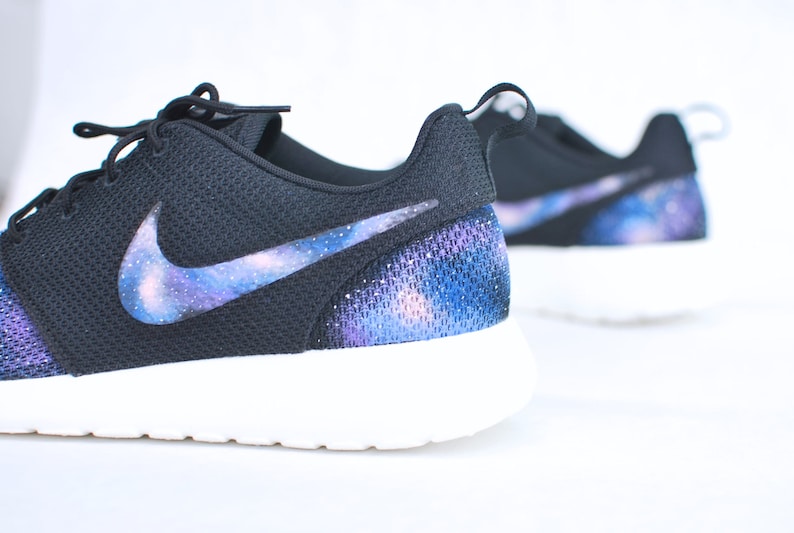 Galaxy personnalisé Nike Roshe Run main peint bleu Galaxy sur Roshes noir Galaxy impression sur Nike Swoosh, Vamp et talon. Galaxy personnalisé Nike Roshe Run main peint bleu Galaxy sur Roshes noir Galaxy impression sur Nike Swoosh, Vamp et talon.