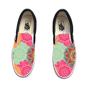 Patrón de mandala en zapatillas Vans negras sin cordones