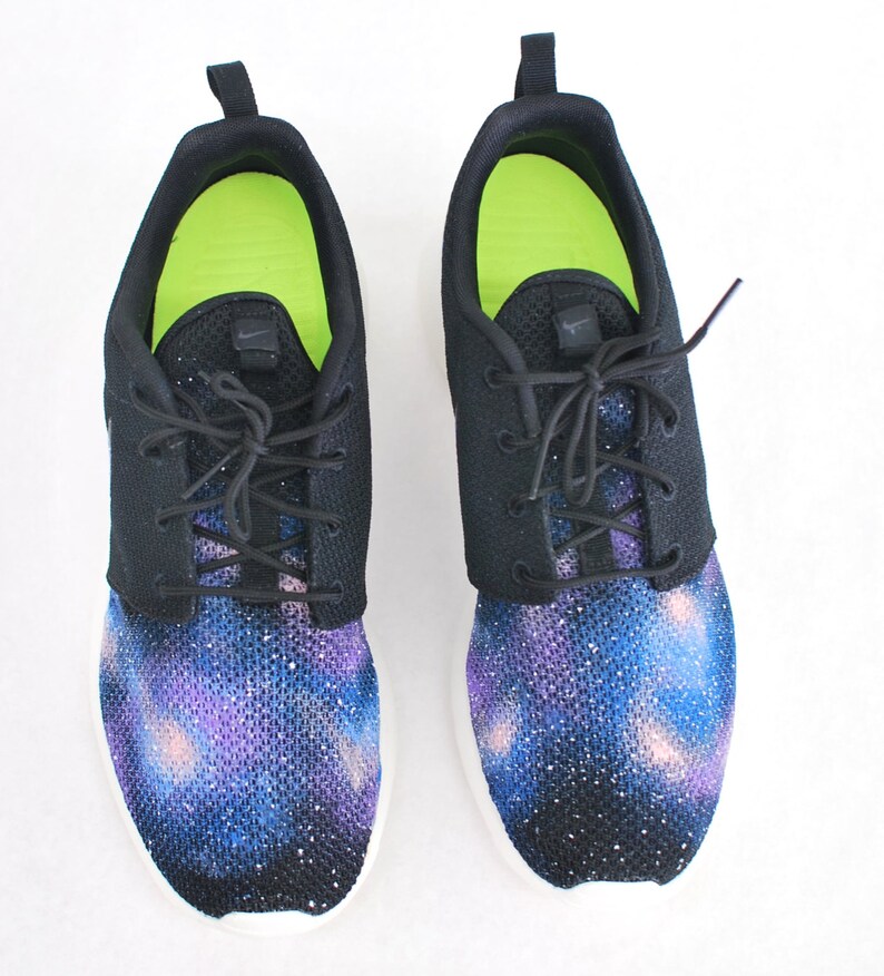 Galaxy personnalisé Nike Roshe Run main peint bleu Galaxy sur Roshes noir Galaxy impression sur Nike Swoosh, Vamp et talon. Galaxy personnalisé Nike Roshe Run main peint bleu Galaxy sur Roshes noir Galaxy impression sur Nike Swoosh, Vamp et talon.