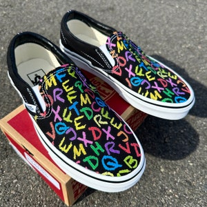 Pizarra con letras grandes y alfabeto colorido: zapatos negros sin cordones personalizados de Vans para preescolar, jardín de infantes, maestro de primaria, guardería, alfabeto ABC