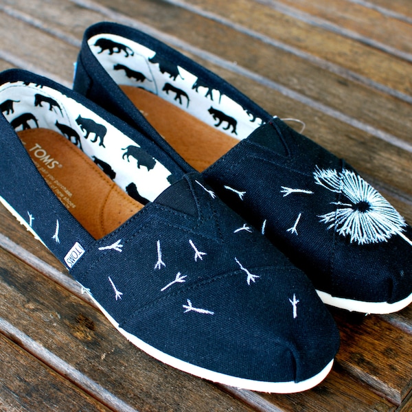 Custom Hand Painted TOMS - White Dandelion Seed Art su Black Canvas Classic TOMS Scarpe -- Personalizzabile