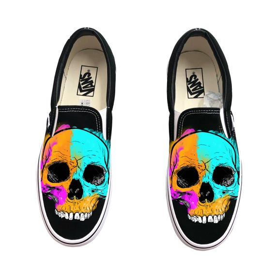 カラフルなスカルがあしらわれたブラックのVansスリッポンシューズ 