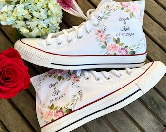 Zapatos de boda Converse blancos personalizables con nombre y fecha y flores personalizadas: zapatos Converse de boda personalizados para hombres y mujeres