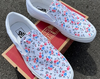 Rot, weiß und blau Blume - Hochzeit benutzerdefinierte Slip On Vans Brautschuhe - Hochzeitsschuhe für Braut Bräute Trauzeugin Blumen