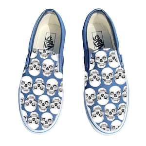 Plusieurs têtes de mort en forme de carreaux bleu marine effrayant - anatomie du squelette de la tête de mort à mi-chemin du pirate d&#39;horreur d&#39;halloween