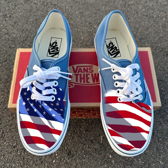 アメリカ国旗をあしらったネイビーの Vans のメンズとレディースの本格 