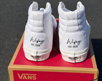 Sk8 Hi Vans - WIFEY EST. 2026 Elegant Script Hochzeitsschuhe - Custom Vans Sneakers
