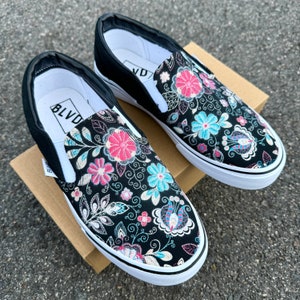 Aangepaste instapschoenen met bloemenborduursel - Otomi geborduurde schoenen in Mexicaanse stijl