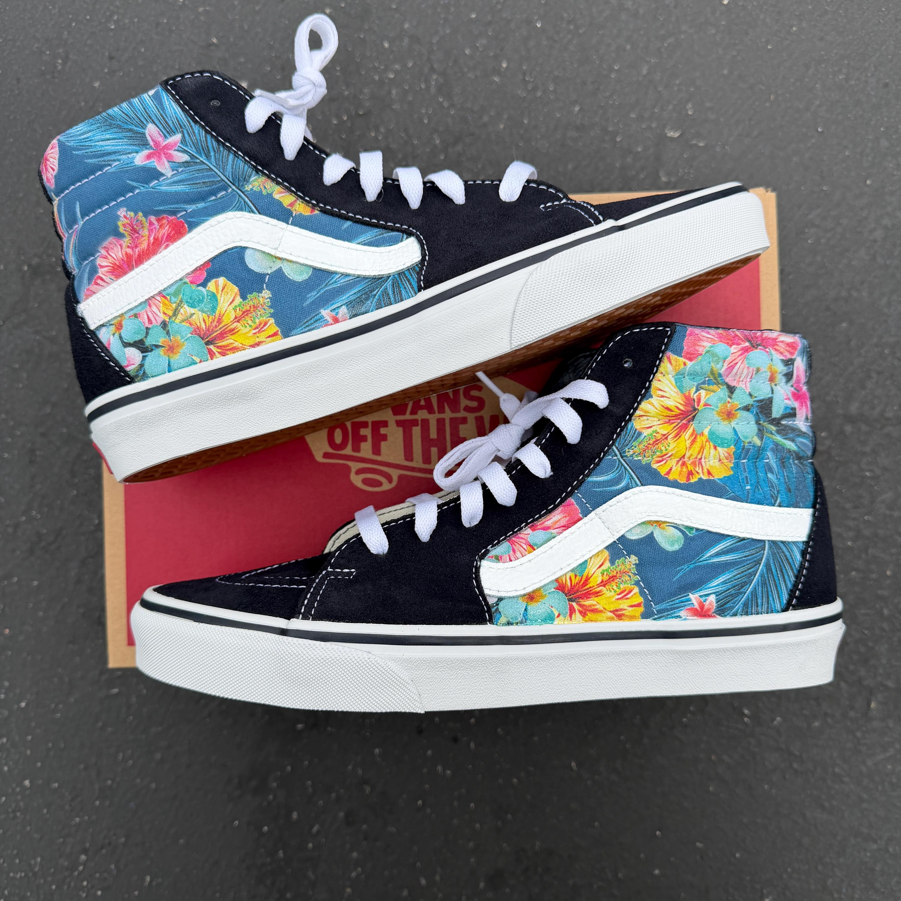 ネイビーのVans Sk8にトロピカルな花柄 - ハイトップスニーカー
