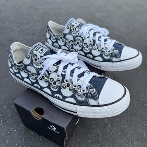 Zapatillas personalizadas con estampado de calaveras: zapatillas Converse Chuck Taylor azul marino
