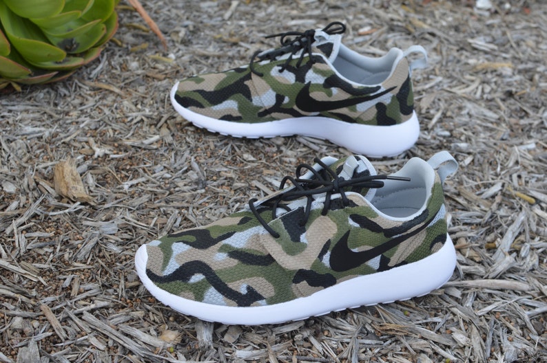 Camo Roshe One peint à la main personnalisé Sneakers Camo Nike Roshe exécuter Camouflage personnalisé motif Nike chaussures Camo Roshe One peint à la main personnalisé Sneakers Camo Nike Roshe exécuter Camouflage personnalisé motif Nike chaussures