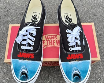 Jaws Poster auf schwarzen Vans authentische Schuhe angepasst