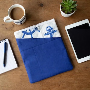 Könnte beinhalten: Eine weiße Keramik-Tasse mit schwarzem Henkel und dem Text "But First, Coffee" in handschriftlichem Stil. Die Tasse steht auf einer weißen Oberfläche. Die Tasse ist 10 cm hoch.