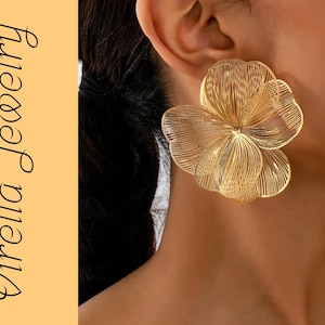 Pendientes flor dorada grandes statement petalos de alambre ligeros elegantes