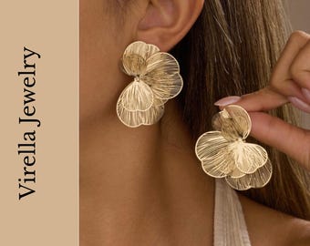 ゴールドの透かし細工の花モチーフのステートメントイヤリング 軽量フローラルダングルジュエリー 女性へのギフト