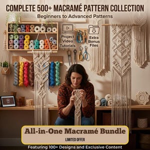 Può includere: Una donna che lavora a un progetto di macramè, circondata da materiali e pezzi finiti. L'immagine include il testo "COMPLETE 500+ MACRAMÉ PATTERN COLLECTION" e "All-in-One Macramé Bundle". Sono visibili vari modelli e forniture per macramè.