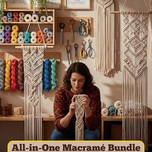 Puede incluir: Una mujer trabajando en un proyecto de macramé, con varios tapices de pared y suministros visibles. La imagen incluye madejas de hilo colorido, herramientas y el texto "All-in-One Macramé Bundle" y "LIMITED OFFER".
