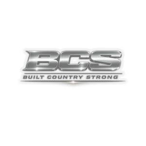 Könnte beinhalten: Ein verchromtes BCS-Logo mit dem Text „BUILT COUNTRY STRONG“ darunter. Das Logo ist ein stilisiertes, dreidimensionales Design mit reflektierender Oberfläche, vor weißem Hintergrund. Der Text ist fett und ohne Serifen.