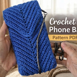 Könnte beinhalten: Blaue gehäkelte Handytasche mit Zickzackmuster und Reißverschluss. Die Tasche hat einen Riemen und den Text "Crochet Phone Bag Pattern PDF".