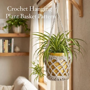 Może przedstawiać: Wzór na szydełkowy wiszący kosz na rośliny. Szary kosz zawiera żółtą doniczkę z zieloną rośliną. Tekst "Crochet Hanging Plant Basket Pattern" znajduje się na górze obrazu. Kosz wisi na drewnianym pierścieniu.